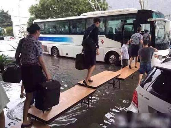 空姐水上走T台，给正装修业主预防暴风雨小窍门